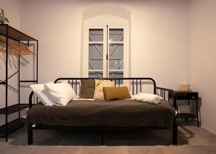 Stonebuilt Hiddenhouse * パ フォス