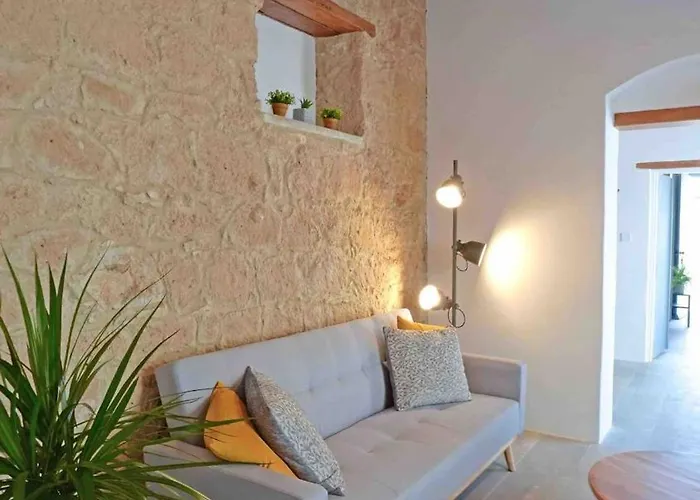 Stonebuilt Hiddenhouse *